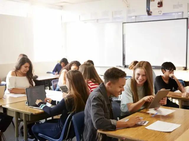 مراحل عملية الكتابة لدى الطلاب في منصة تعليم إلكتروني